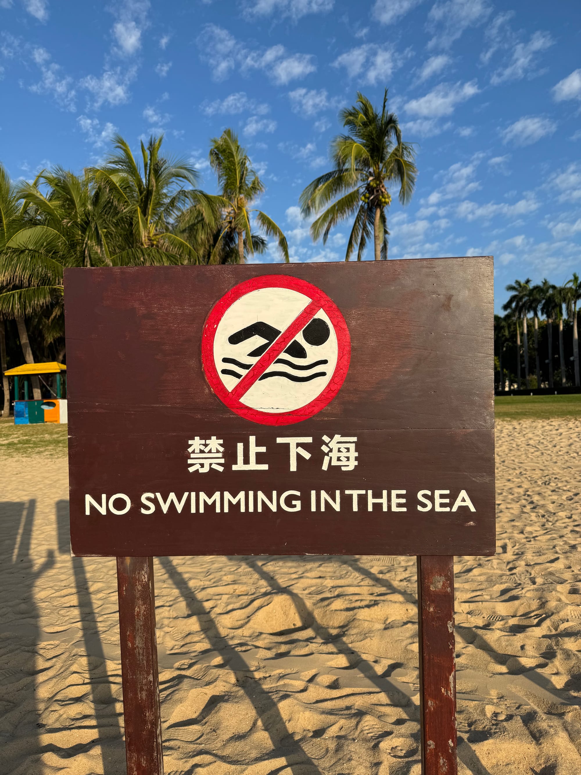 The disappointing „No swimming in the sea“ sign on a stunning beach