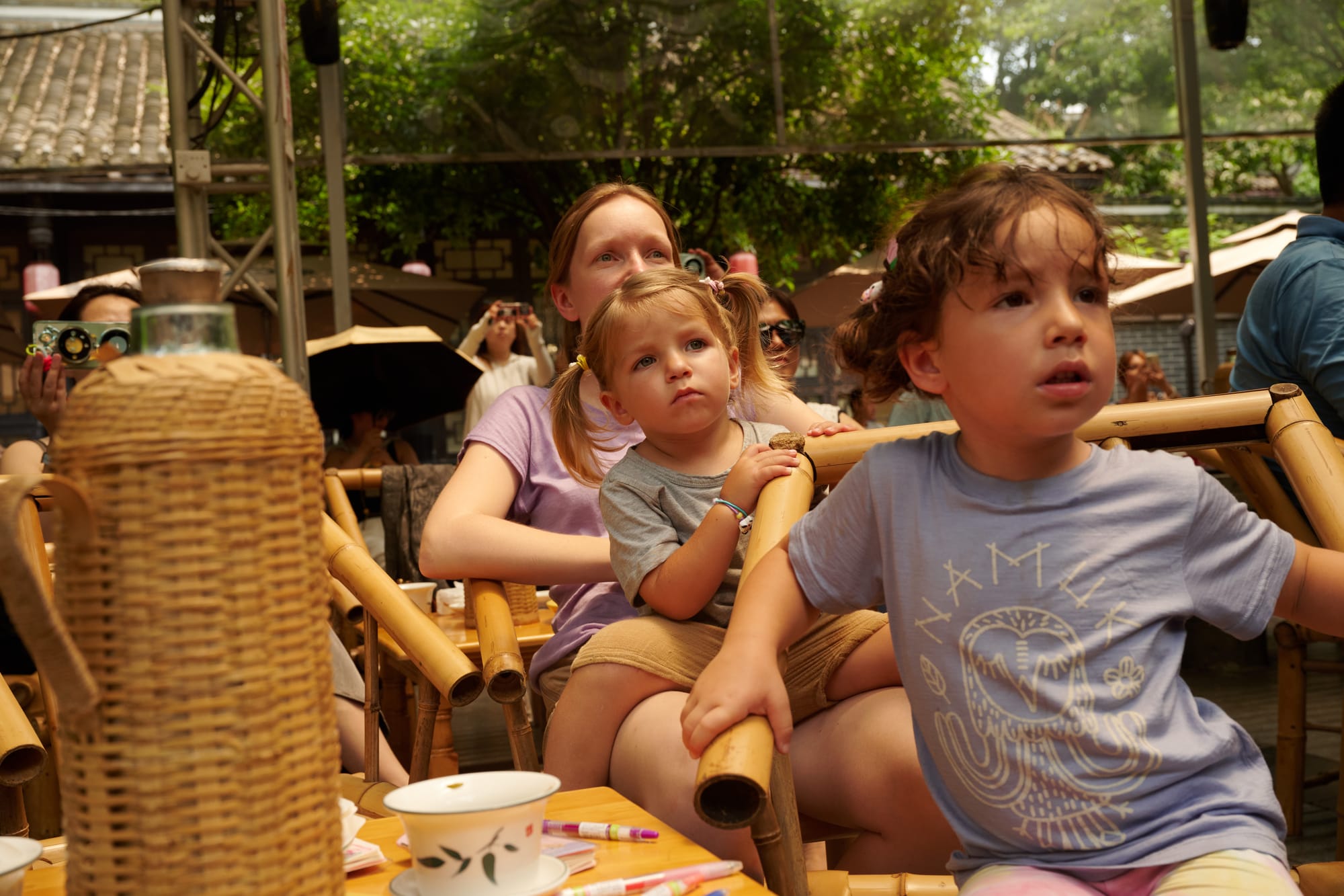 Watching Sichuan Opera performance in Heming Tea House in People‘s Park